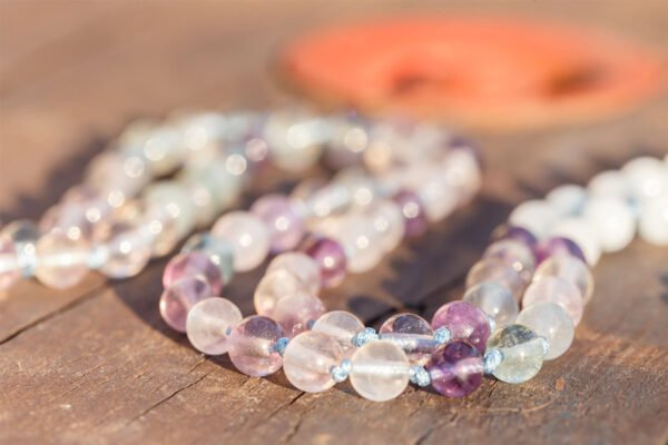 Long collier mala CERCLE INTUITION | 108 perles pierres naturelles de fluorite, aigue marine et pendentif en argent massif 925 – Image 3